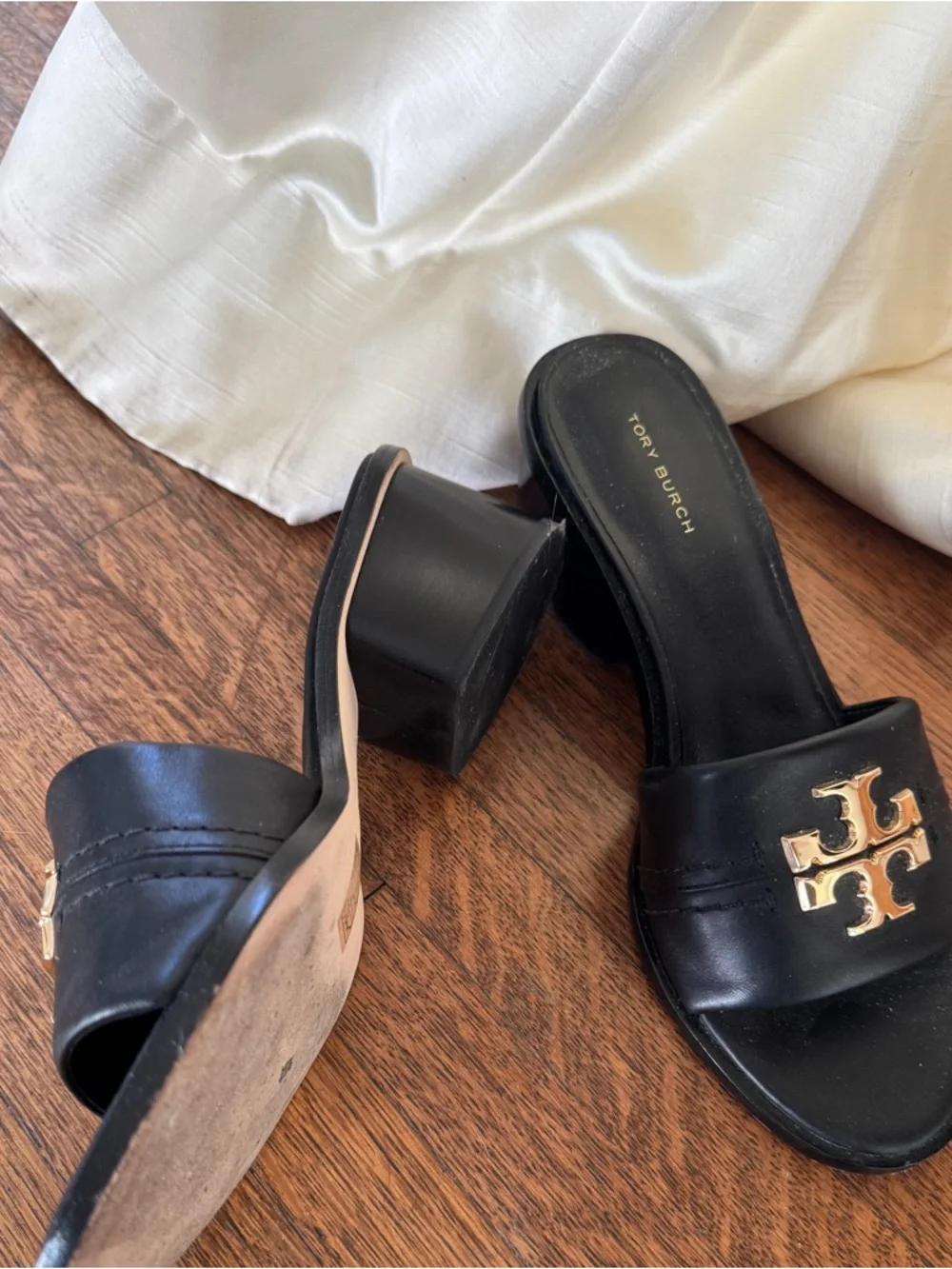Tory Burch Everly Black Leather heeled Sandals with Gold Logo - Picture 2 of 8